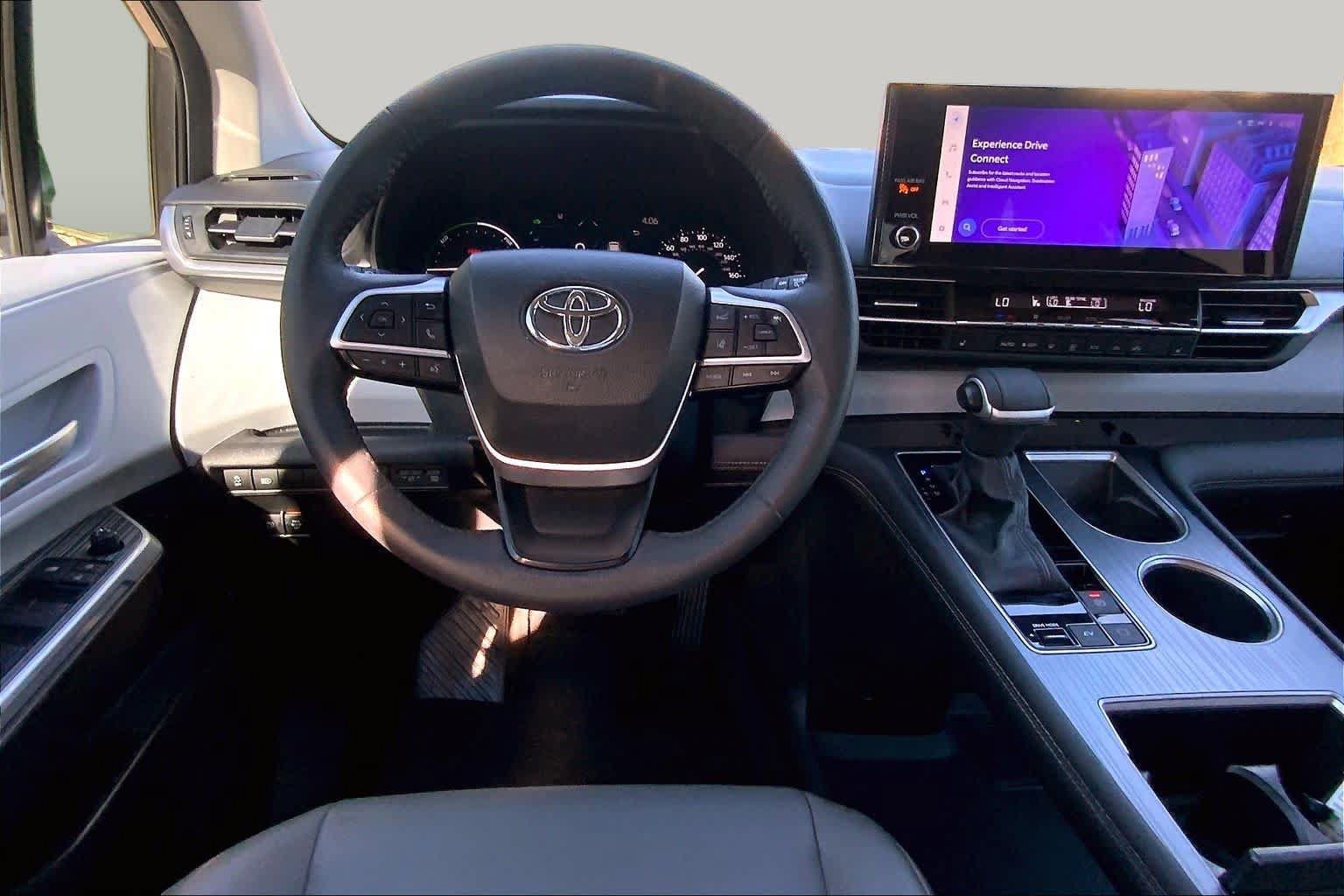 Used 2025 Toyota Sienna XLE FWD image 6