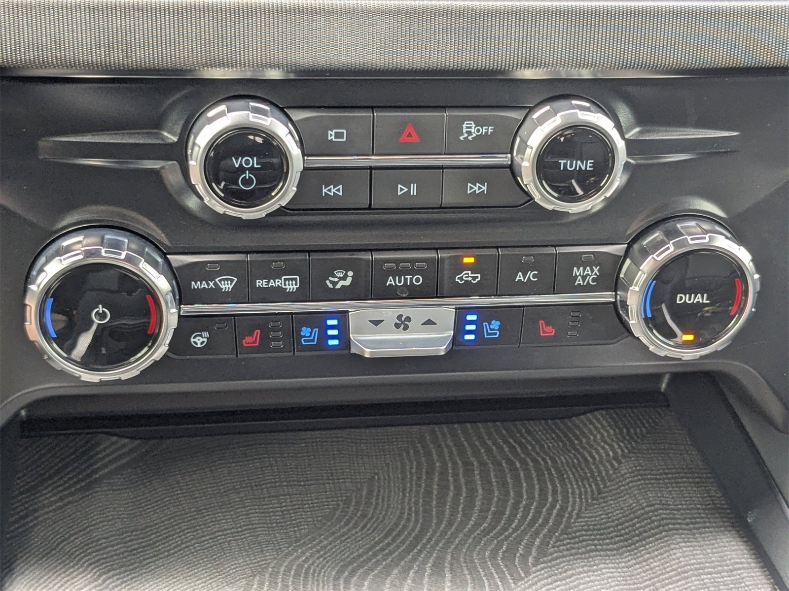 Used 2025 Ford F250 Platinum w/ FX4 Off-Road Package image 24