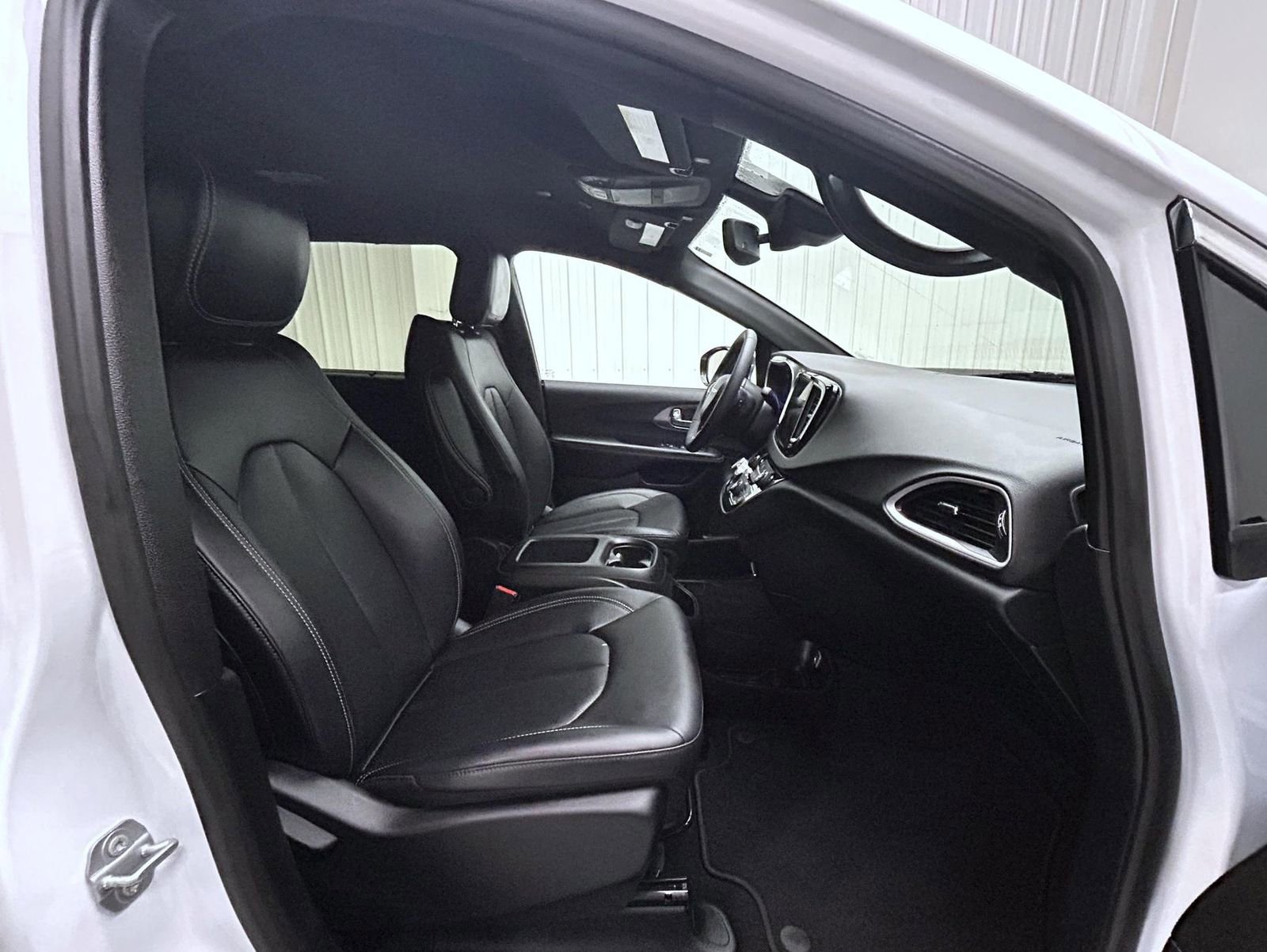 Used 2025 Chrysler Pacifica Select image 15