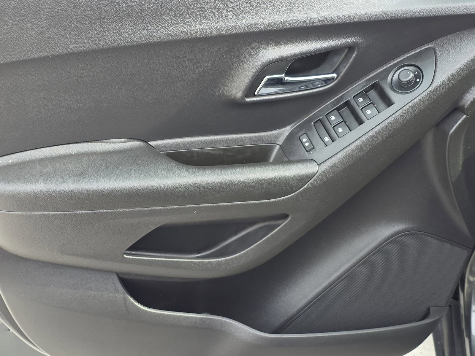 Used 2020 Chevrolet Trax LS w/ Tint and Cruise Package image 15