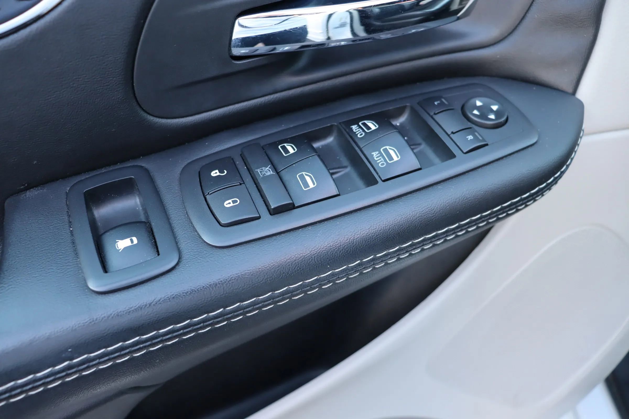 Used 2017 Dodge Grand Caravan SXT image 23