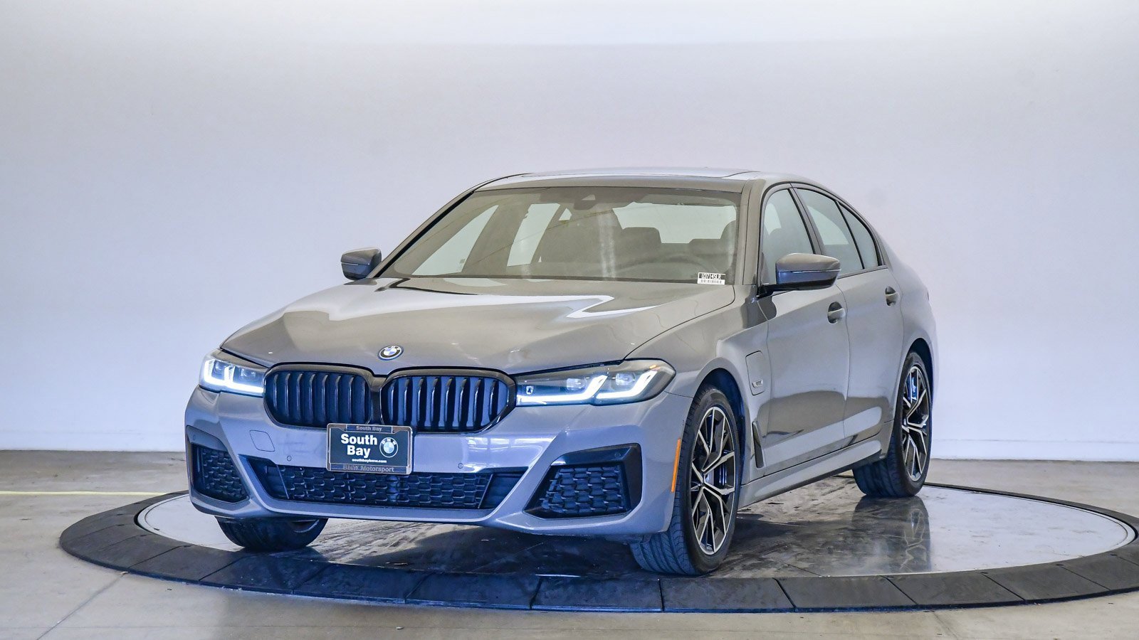 Certified 2022 BMW 530e w/ Premium Package image 1