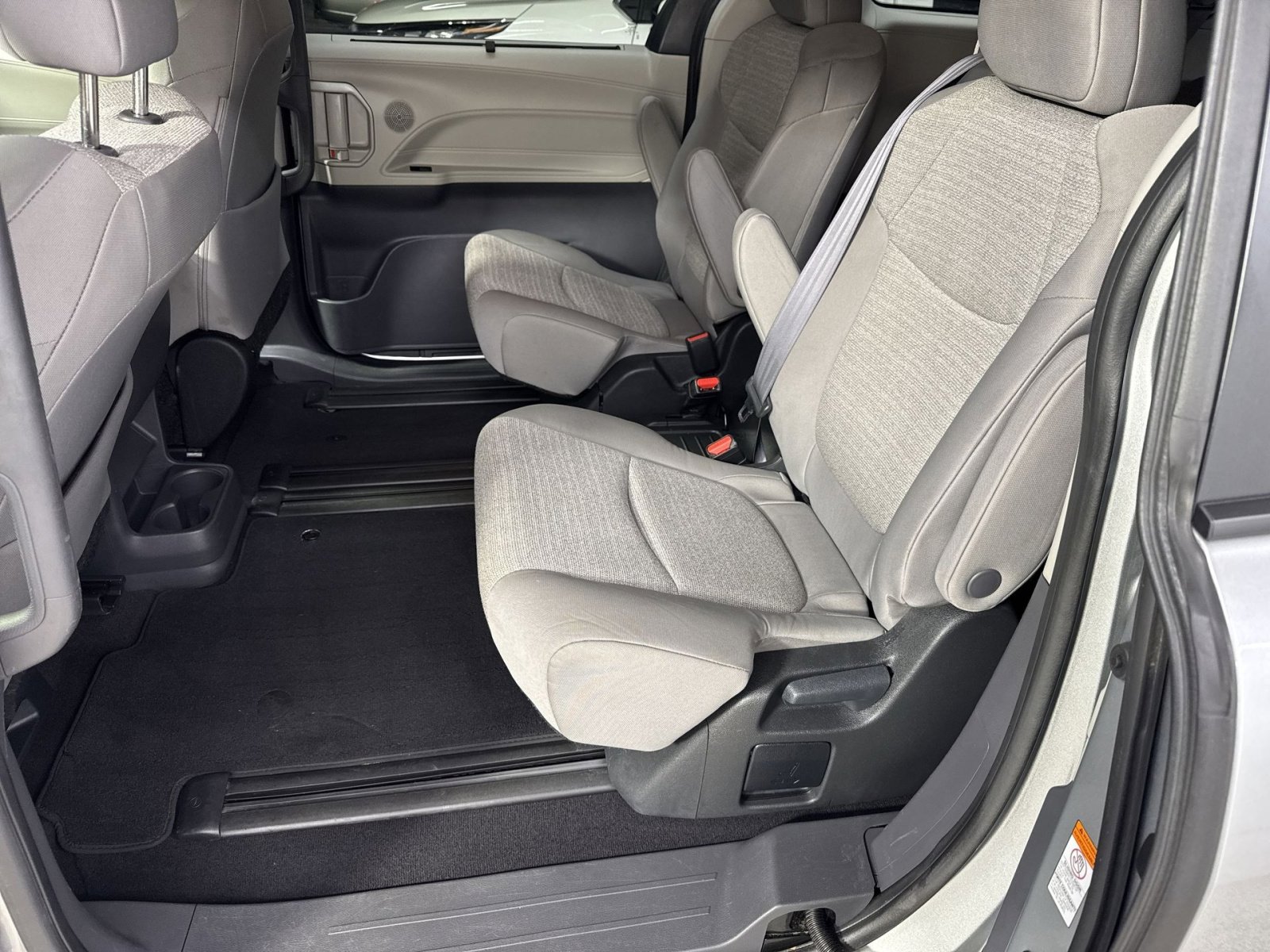 Used 2024 Toyota Sienna LE FWD image 36