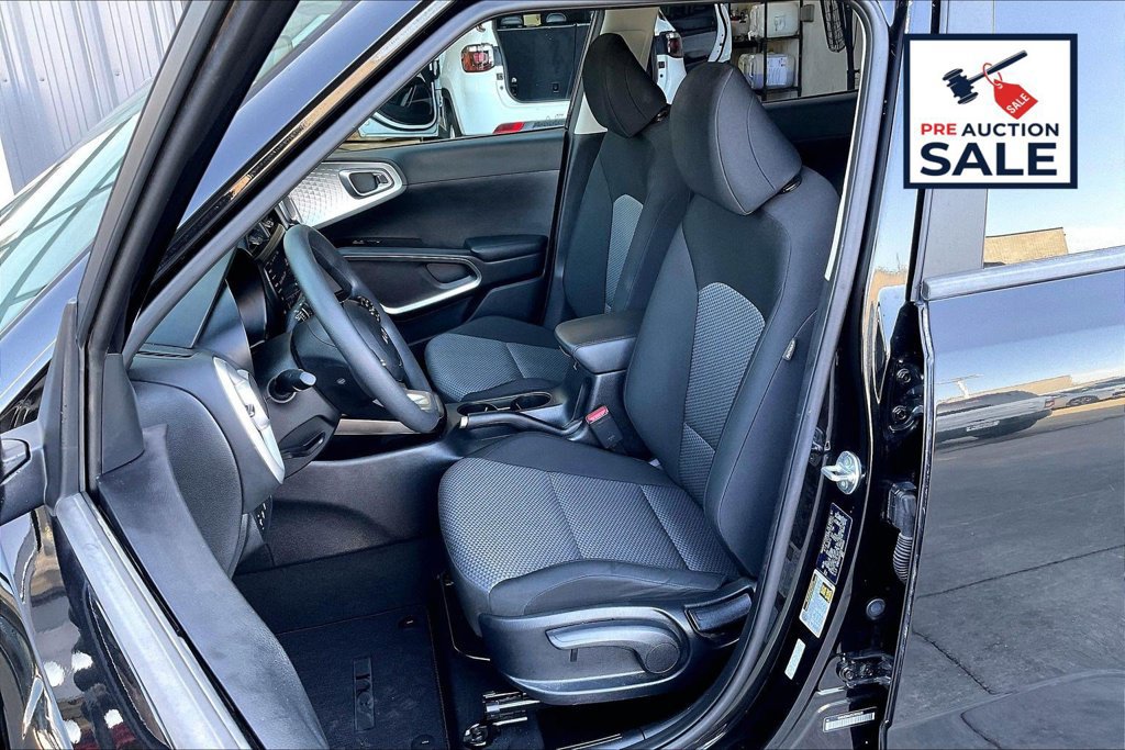 Used 2025 Kia Soul LX w/ LX Technology Package FWD image 24