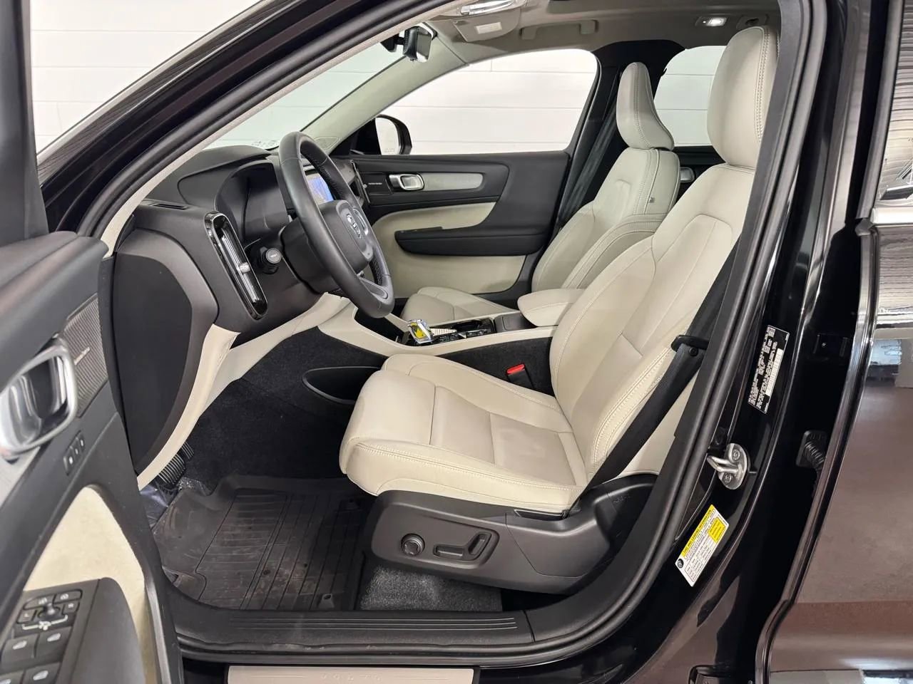 Used 2024 Volvo XC40 B5 Ultimate w/ Climate Package AWD/4WD image 13