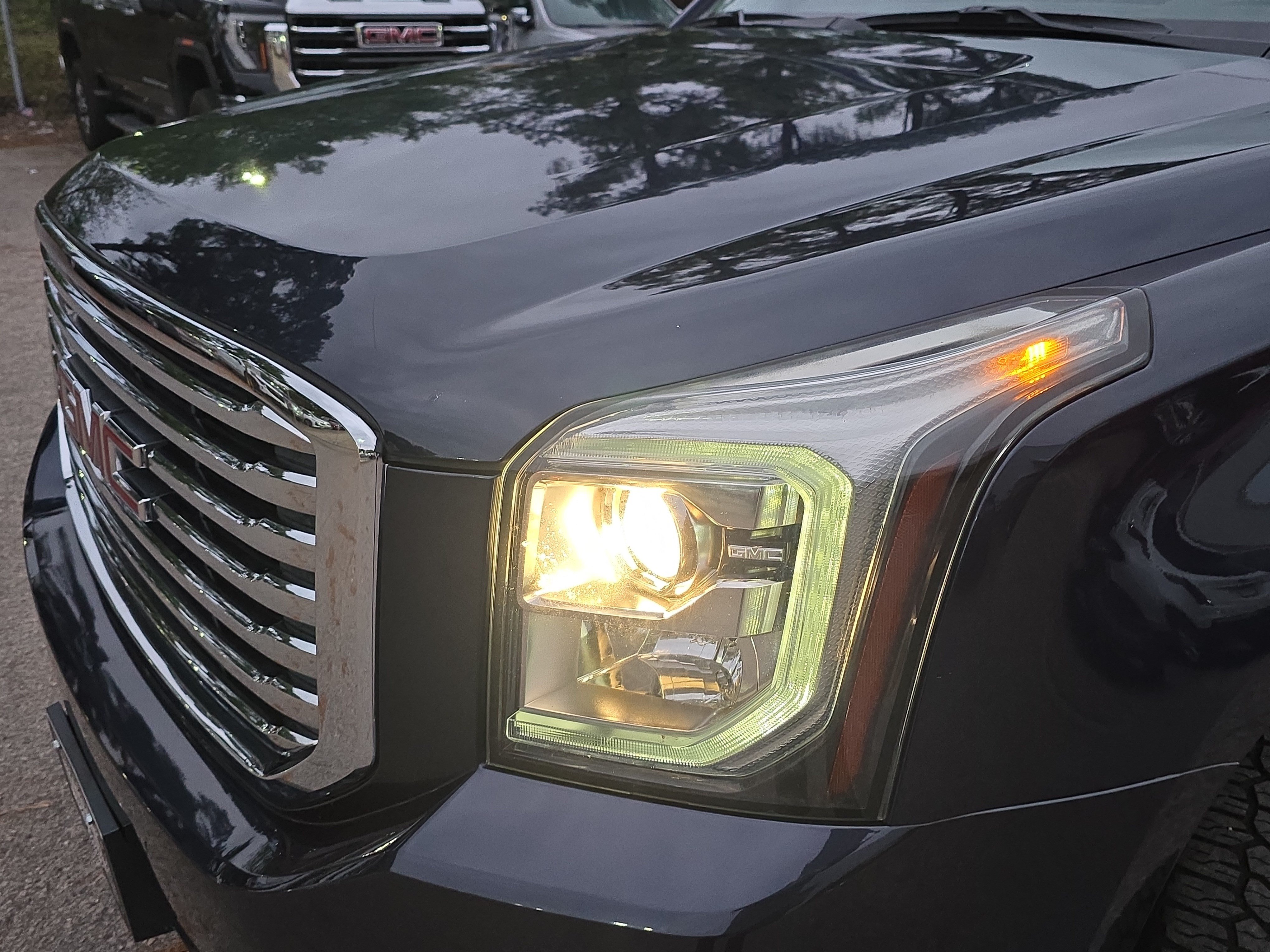 Used 2018 GMC Yukon SLT w/ Premium Edition AWD/4WD image 32