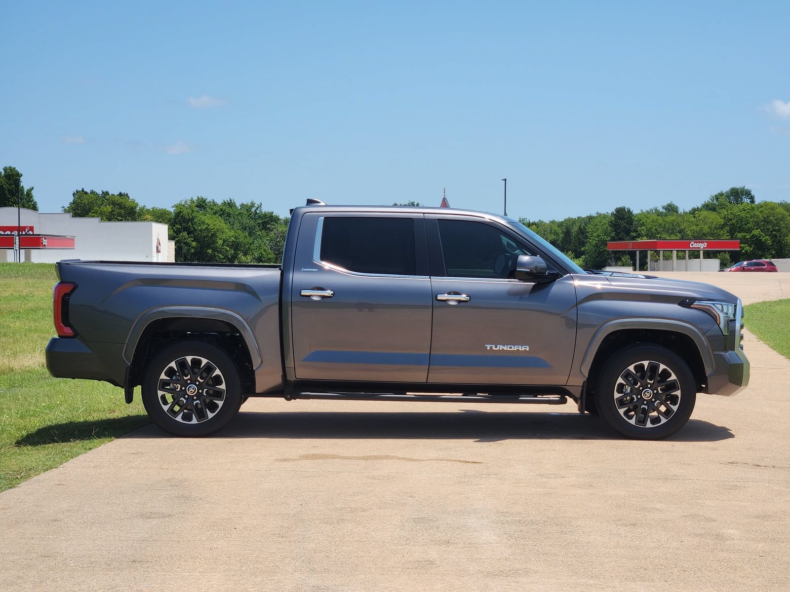 Used 2024 Toyota Tundra Limited AWD/4WD image 7