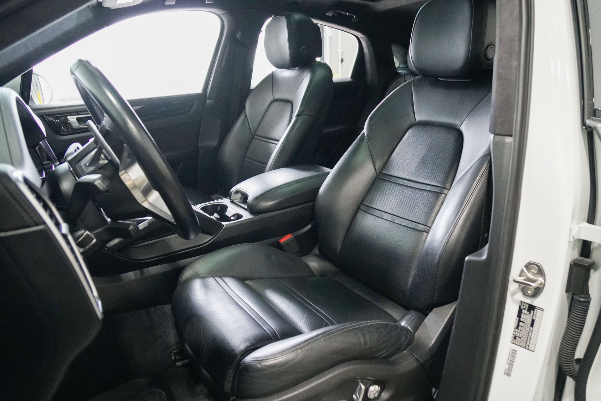 Used 2020 Porsche Cayenne image 3