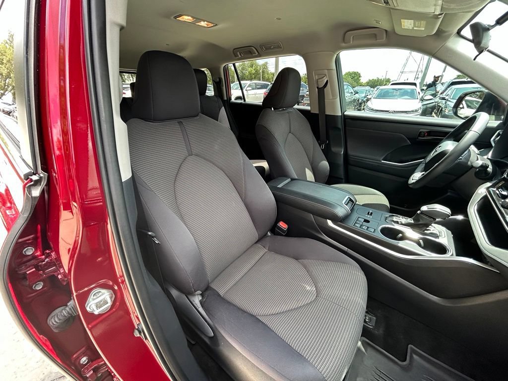 Used 2024 Toyota Highlander LE FWD image 31