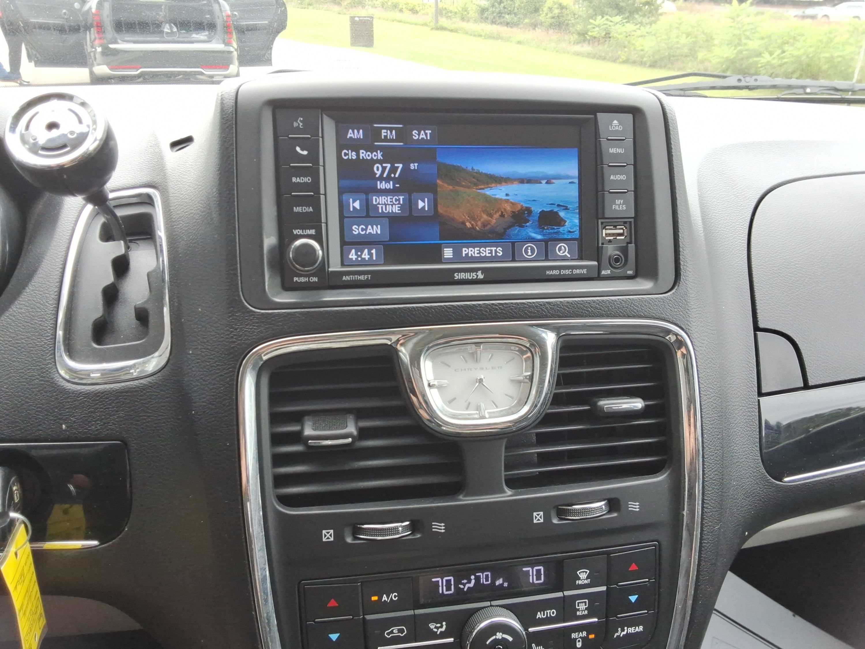 Used 2014 Chrysler Town & Country Touring-L FWD image 15
