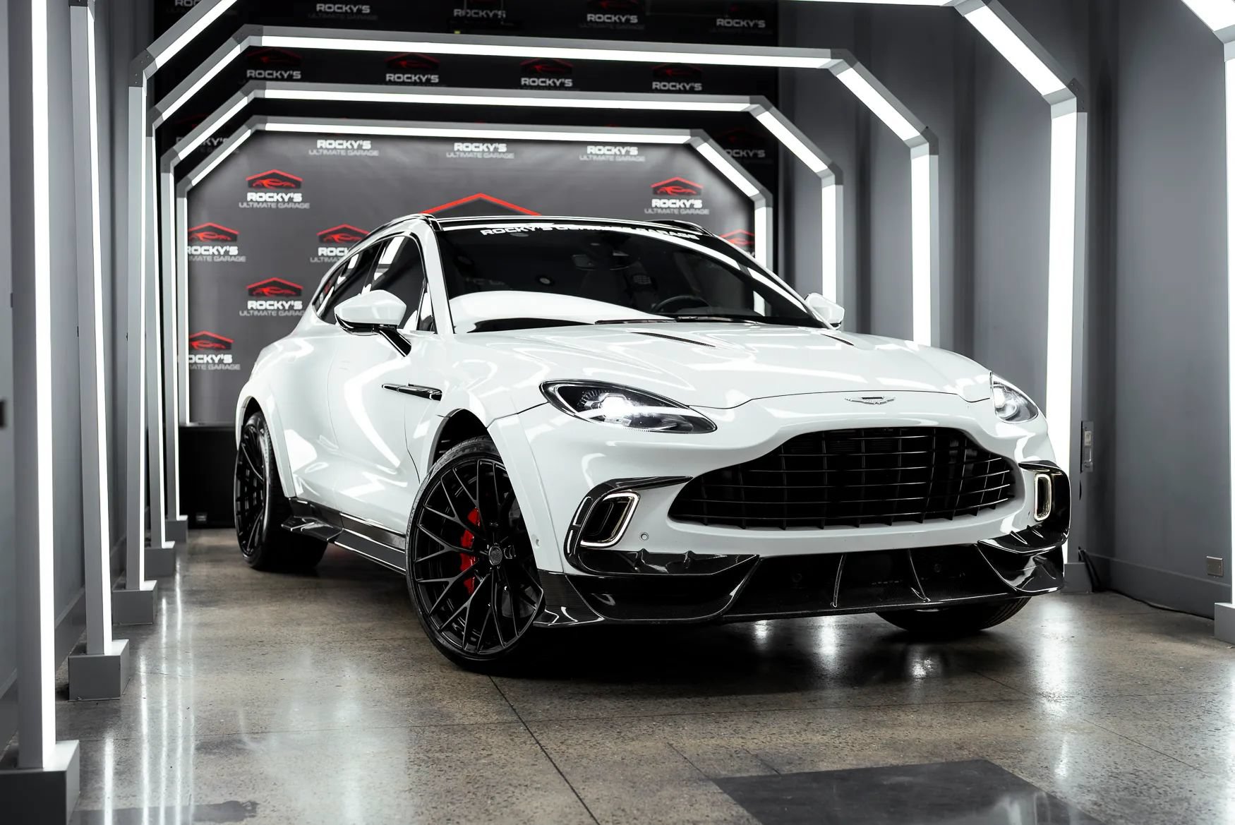 Used 2021 Aston Martin DBX AWD/4WD image 1
