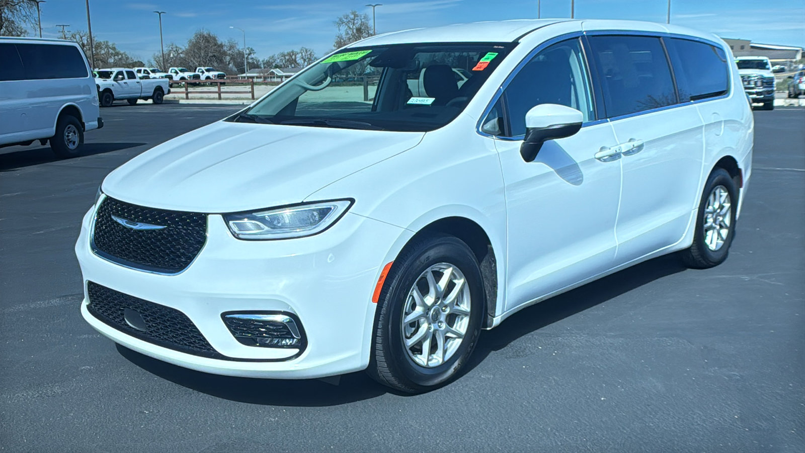 Used 2023 Chrysler Pacifica Touring-L image 7