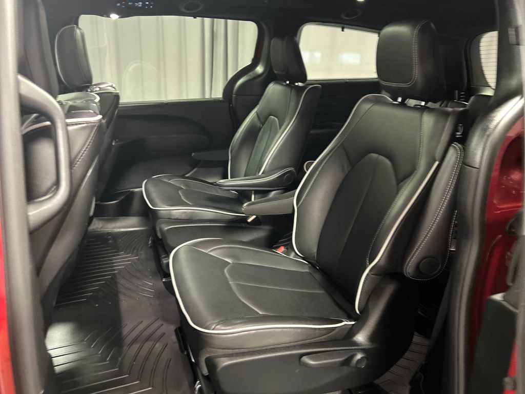 Used 2025 Chrysler Pacifica Premium FWD image 22