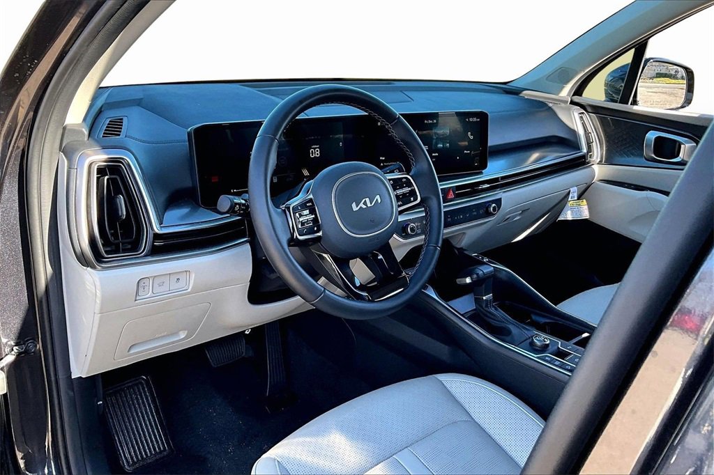 Certified 2025 Kia Sorento EX w/ Panoramic Sunroof Package image 13