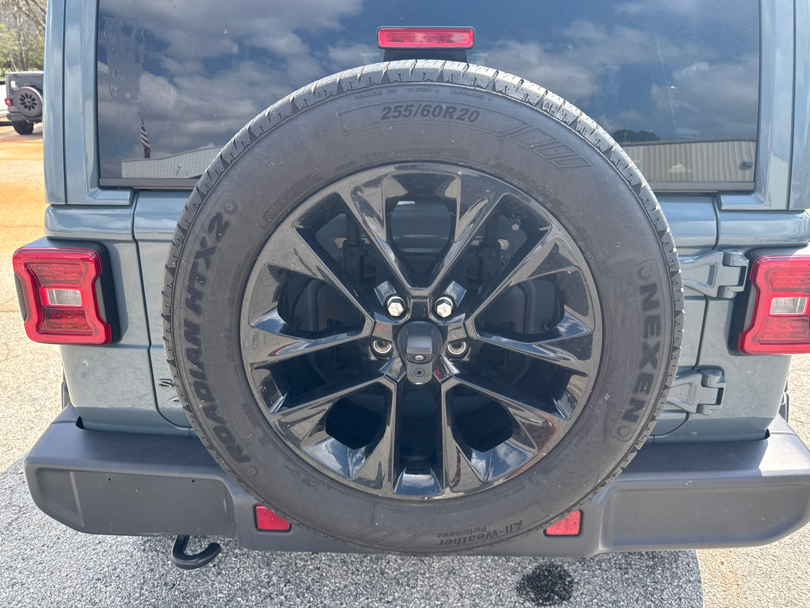 Used 2025 Jeep Wrangler Sahara image 18