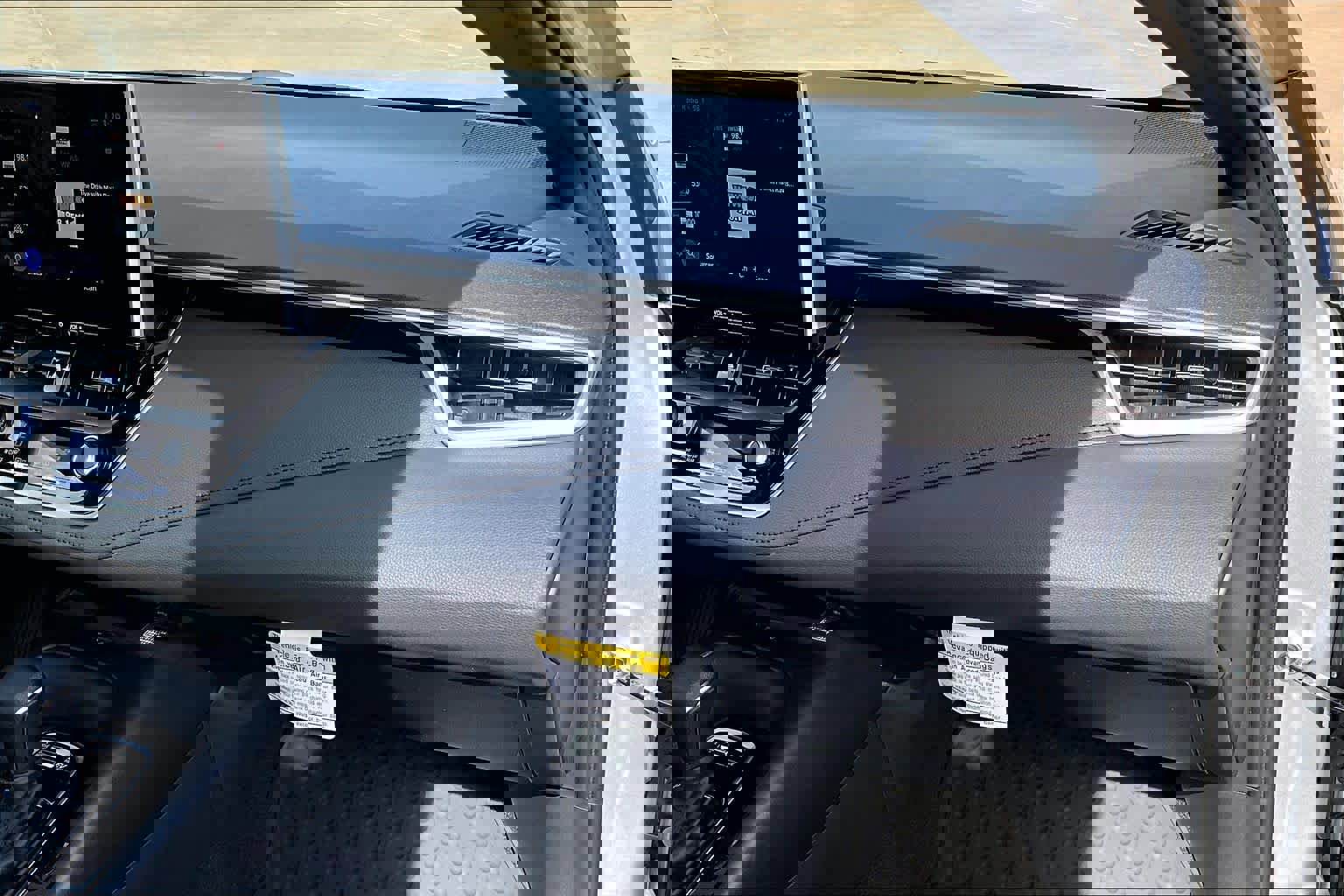 Used 2025 Toyota Corolla SE w/ SE Premium Package image 18