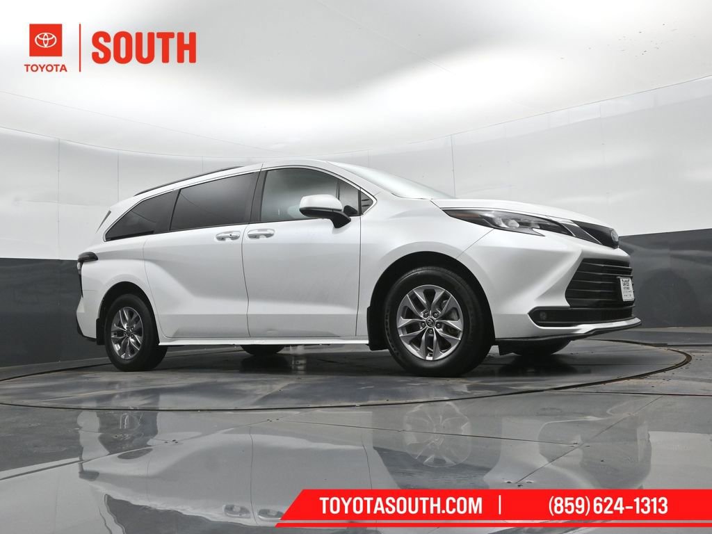 Used 2025 Toyota Sienna XLE FWD image 45