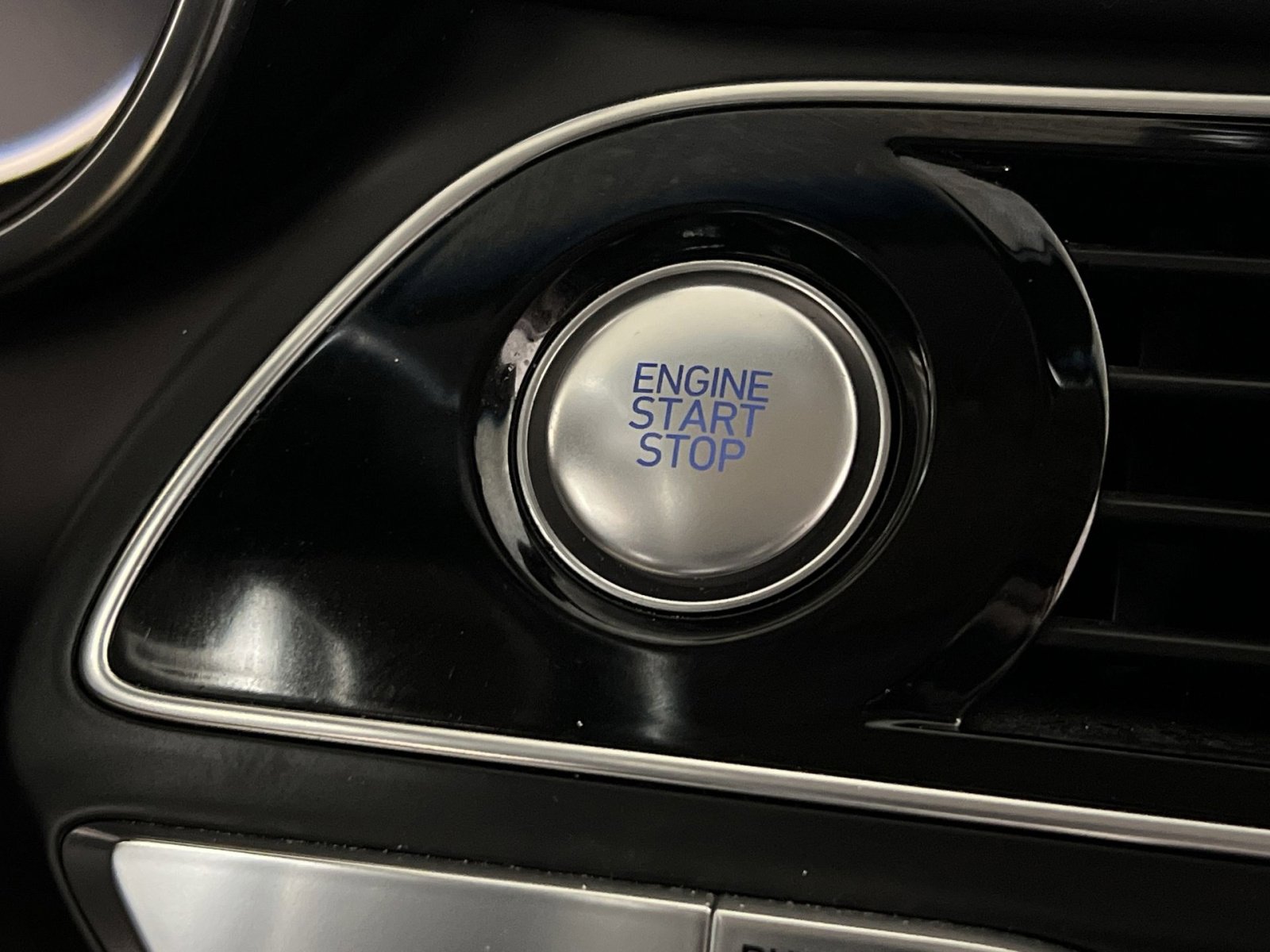 Used 2023 Genesis G70 2.0T image 30