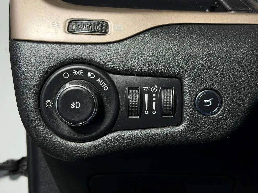 Used 2016 Jeep Cherokee Latitude w/ Comfort/Convenience Group AWD/4WD image 28