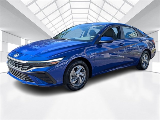 Used 2025 Hyundai Elantra SE image 3