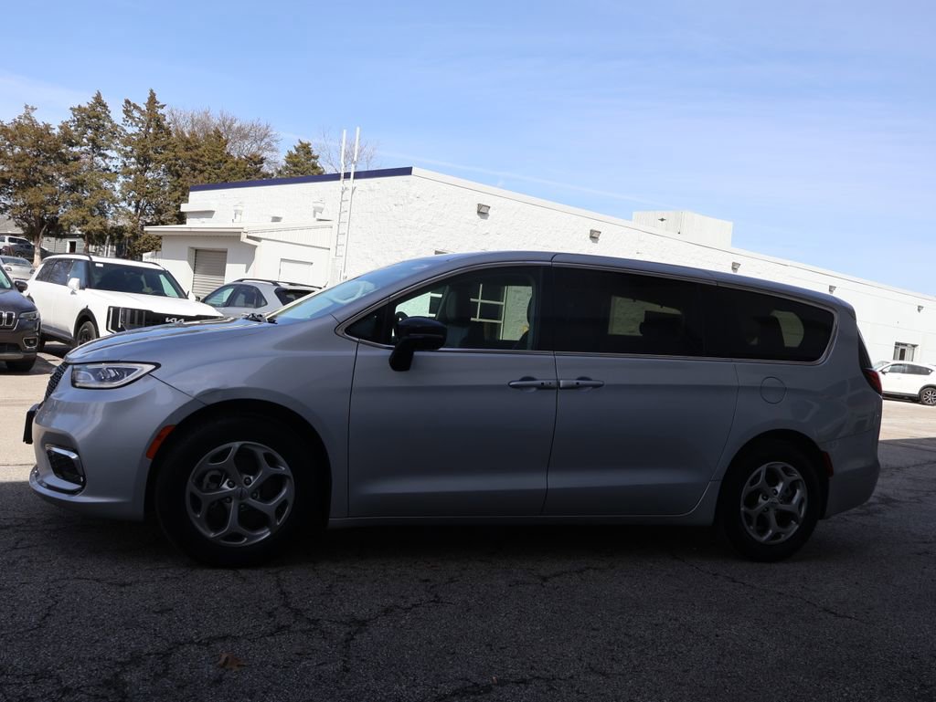 Used 2024 Chrysler Pacifica Limited image 4