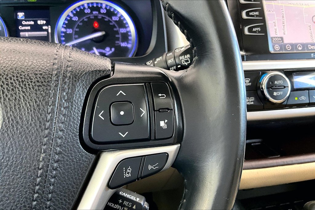 Used 2019 Toyota Highlander XLE AWD/4WD image 12