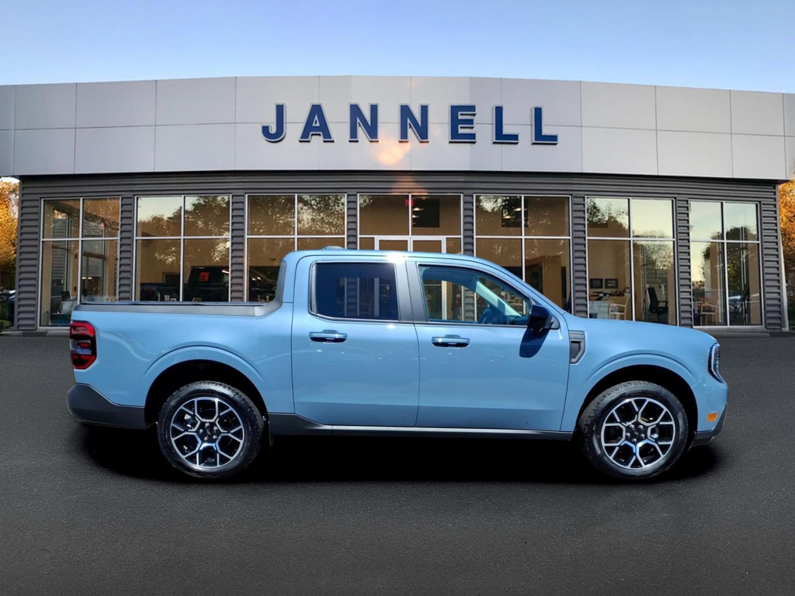 Used 2025 Ford Maverick Lariat w/ 4K Tow Package image 4