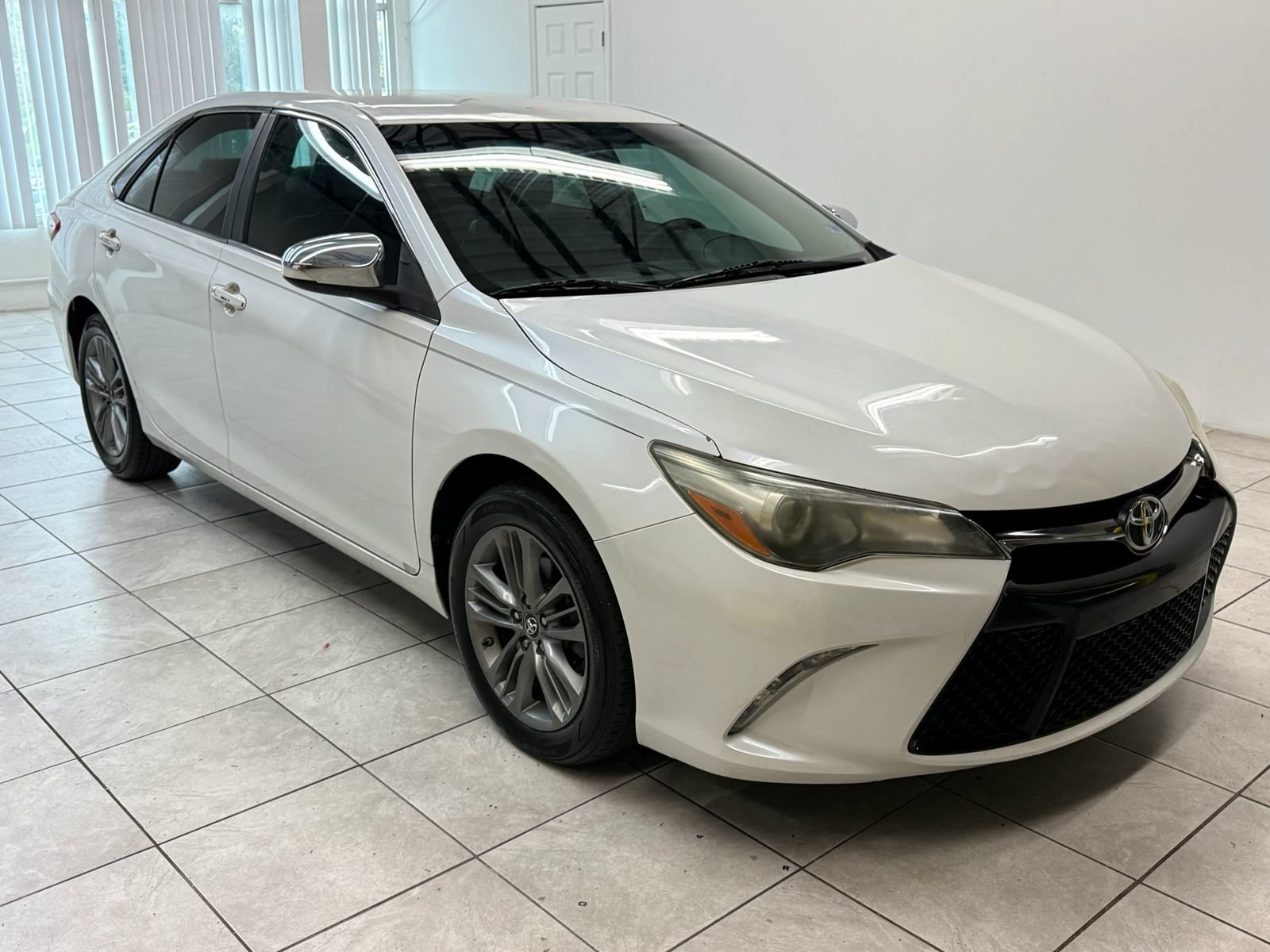 Used 2017 Toyota Camry SE FWD image 1