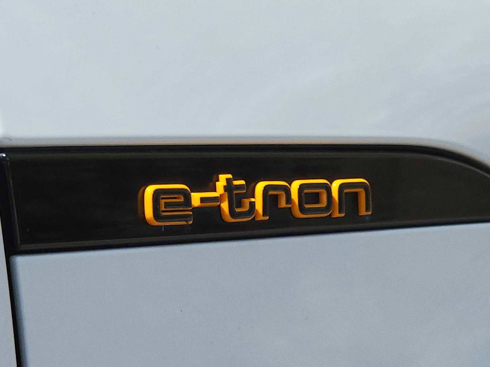 Used 2022 Audi e-tron Premium image 11