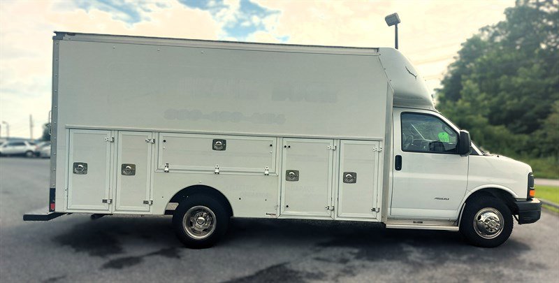 Used 2017 Chevrolet Express 4500 image 4