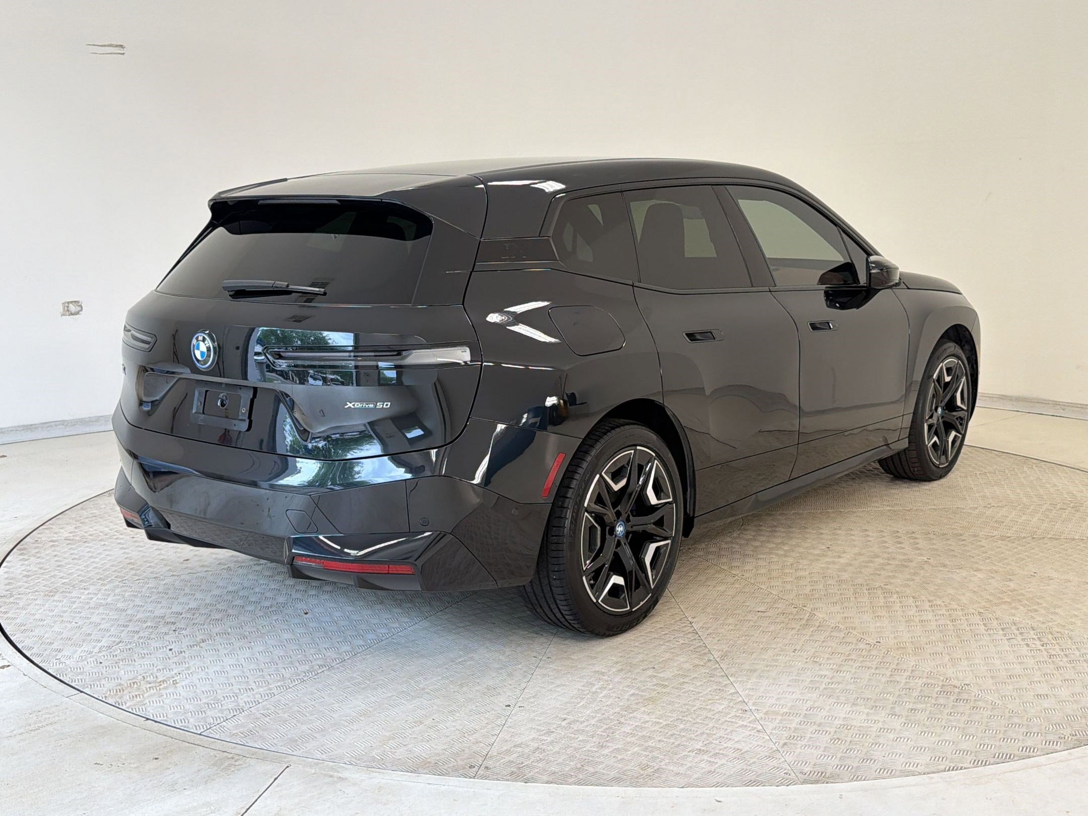 Used 2025 BMW iX xDrive50 w/ Premium Package image 9