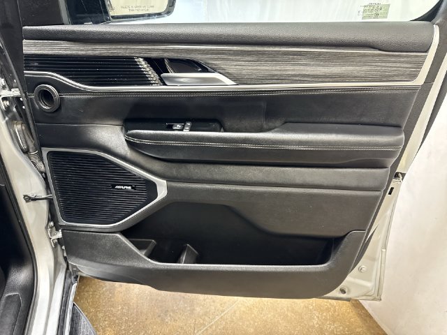 Used 2024 Jeep Wagoneer L Series II w/ Flexible Seating Group AWD/4WD image 29