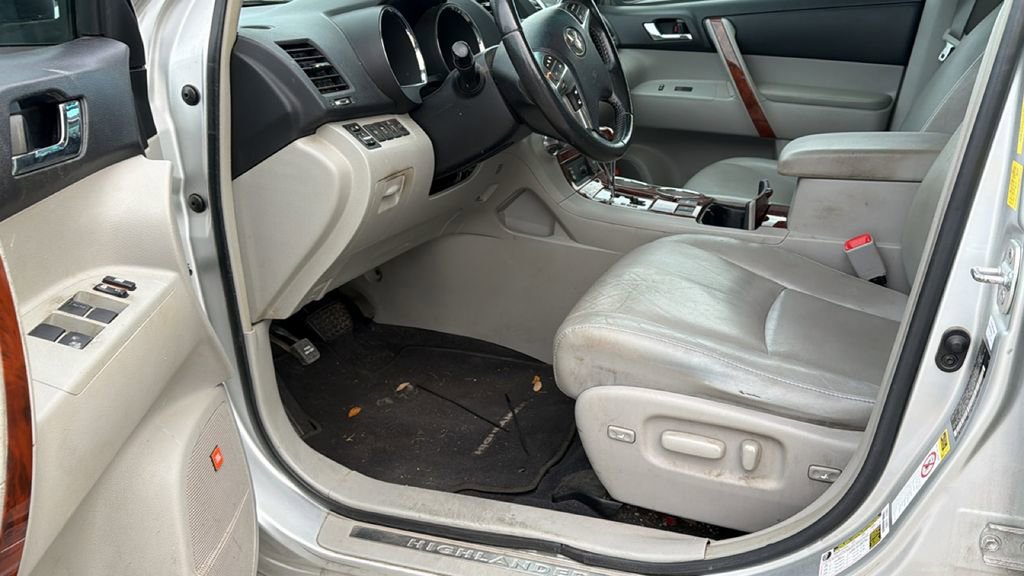 Used 2011 Toyota Highlander Limited w/ Tow Pkg image 7