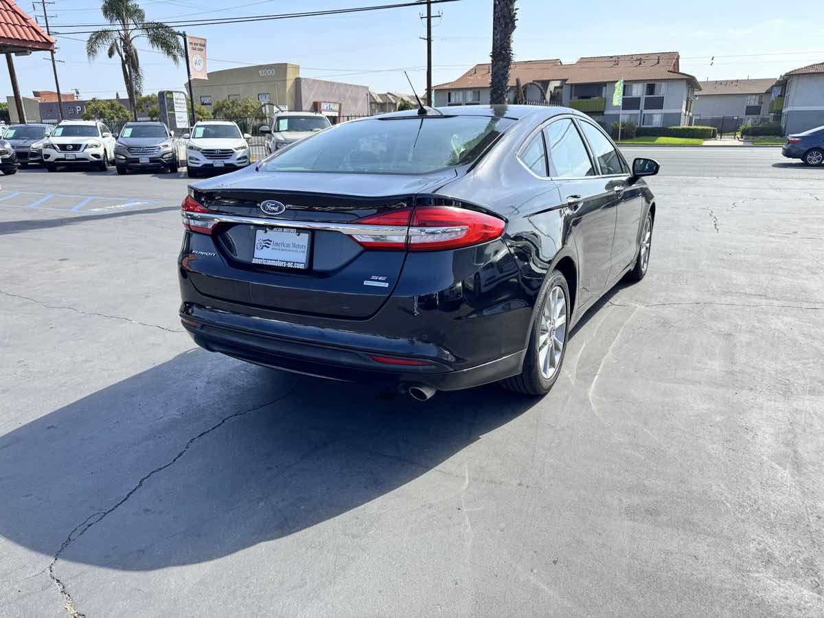 Used 2017 Ford Fusion SE w/ Fusion SE Technology Package FWD image 5