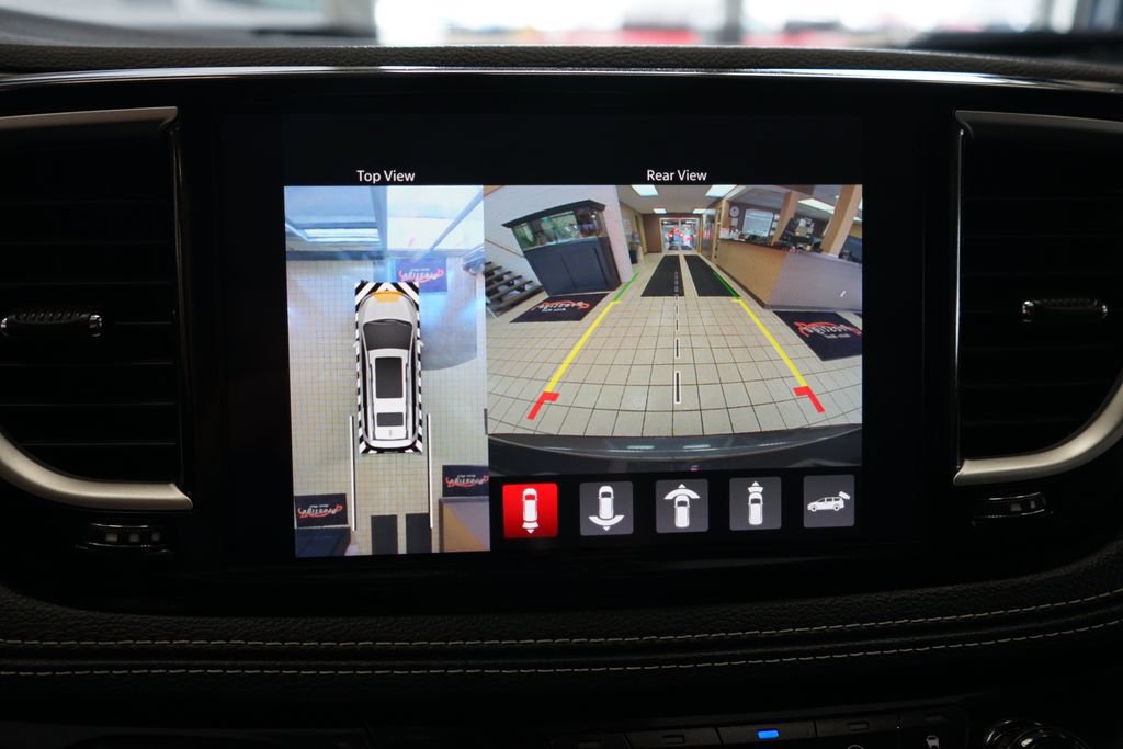 Used 2023 Chrysler Pacifica Touring-L AWD/4WD image 8