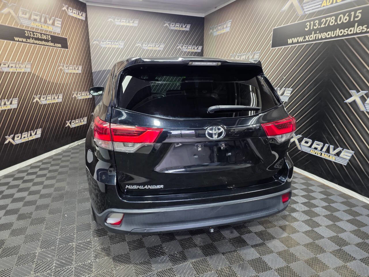 Used 2019 Toyota Highlander LE image 12