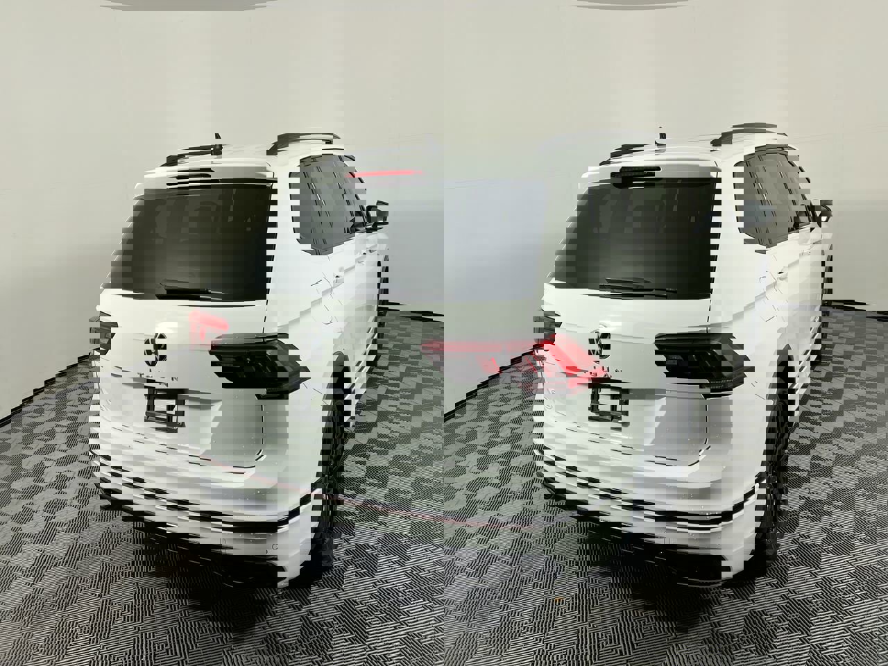 Used 2022 Volkswagen Tiguan SE R-Line image 3