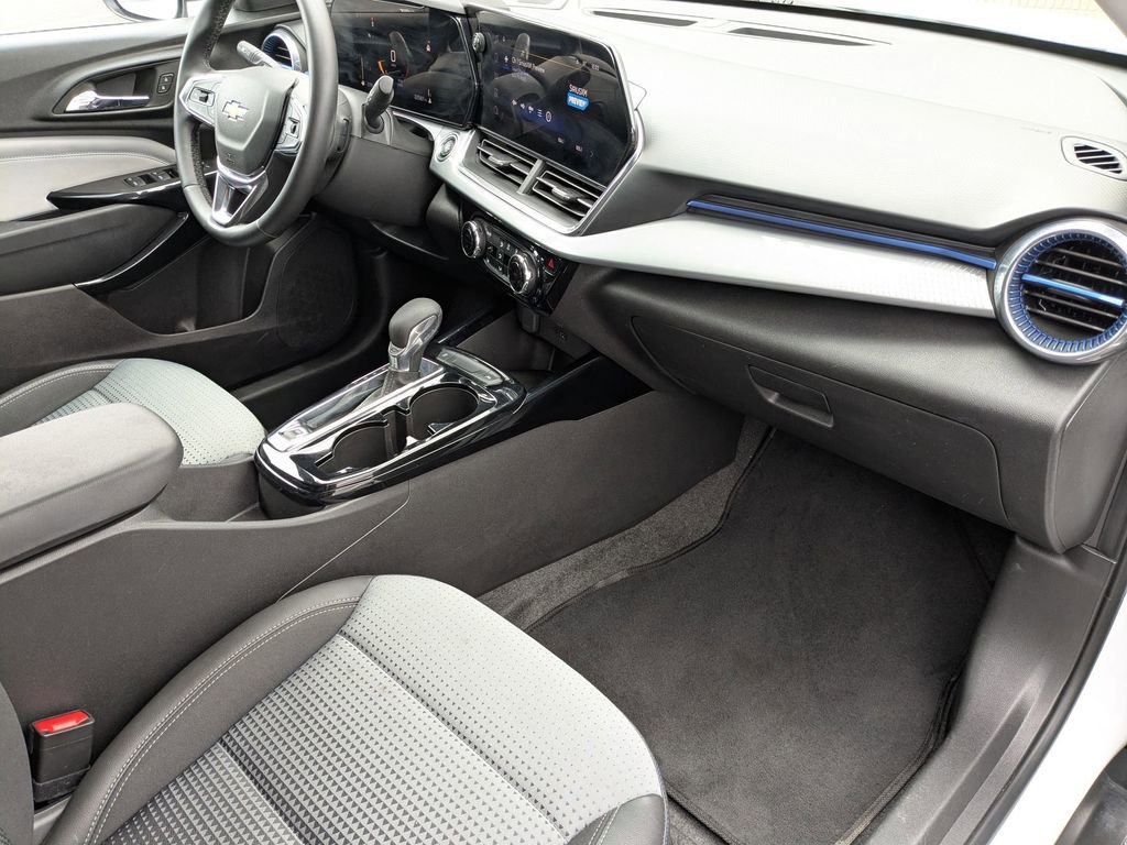 Used 2025 Chevrolet Trax LT w/ LT Convenience Package image 31