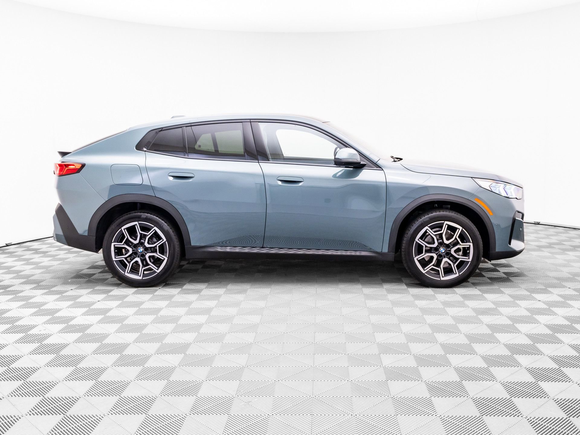 Certified 2025 BMW X2 xDrive28i w/ Premium Package AWD/4WD image 6
