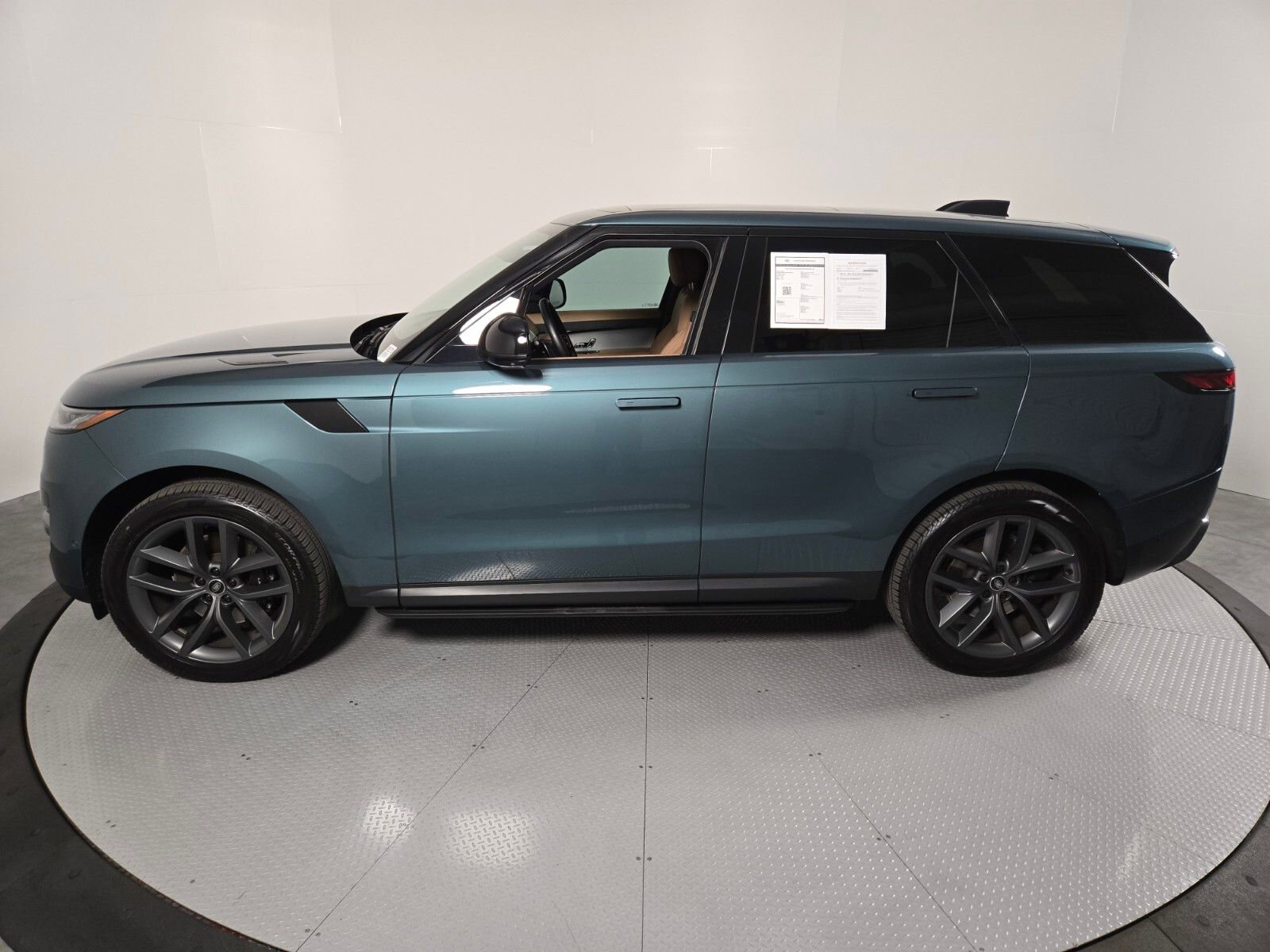 Used 2025 Land Rover Range Rover Sport SE image 8