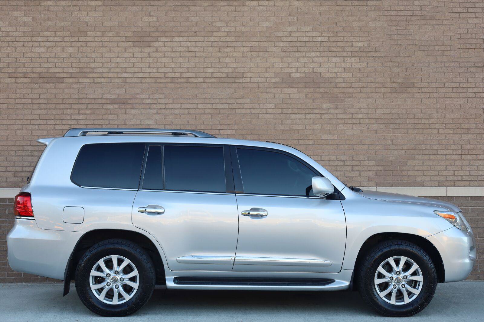 Used 2011 Lexus LX 570 4WD w/ Luxury Pkg image 3