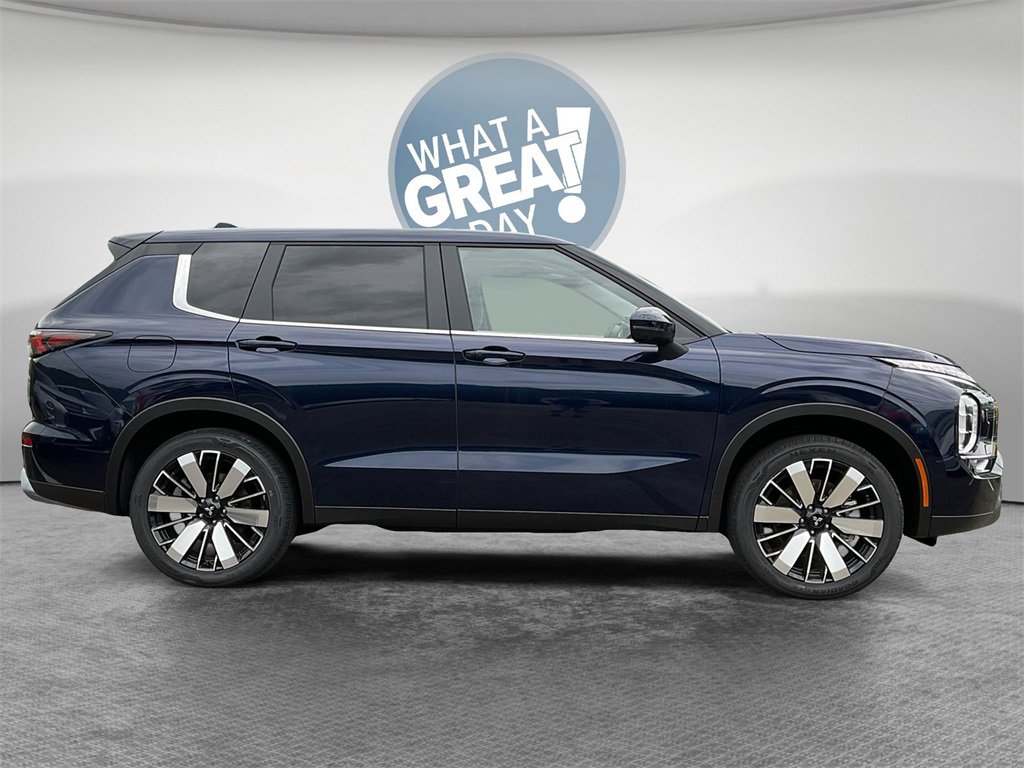 New 2025 Mitsubishi Outlander SE image 2