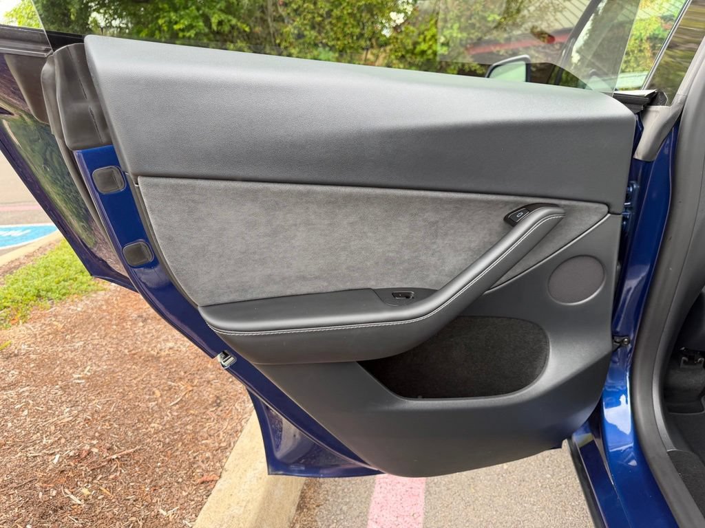 Used 2025 Tesla Model Y Long Range AWD/4WD image 26