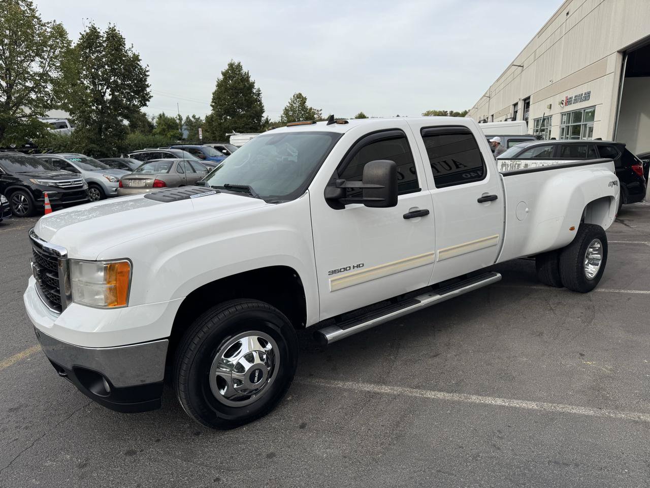 Used 2011 GMC Sierra 3500 SLE w/ SLE Preferred Package AWD/4WD image 10