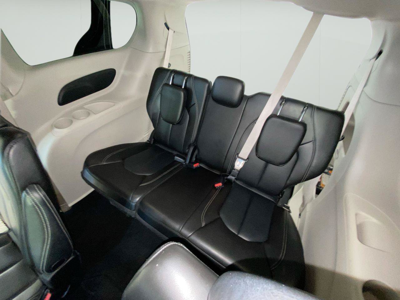 Used 2023 Chrysler Pacifica Touring-L FWD image 15