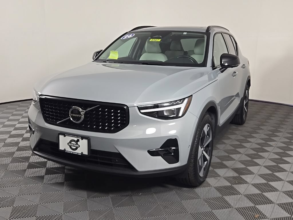 Certified 2026 Volvo XC40 B5 Plus AWD/4WD image 3