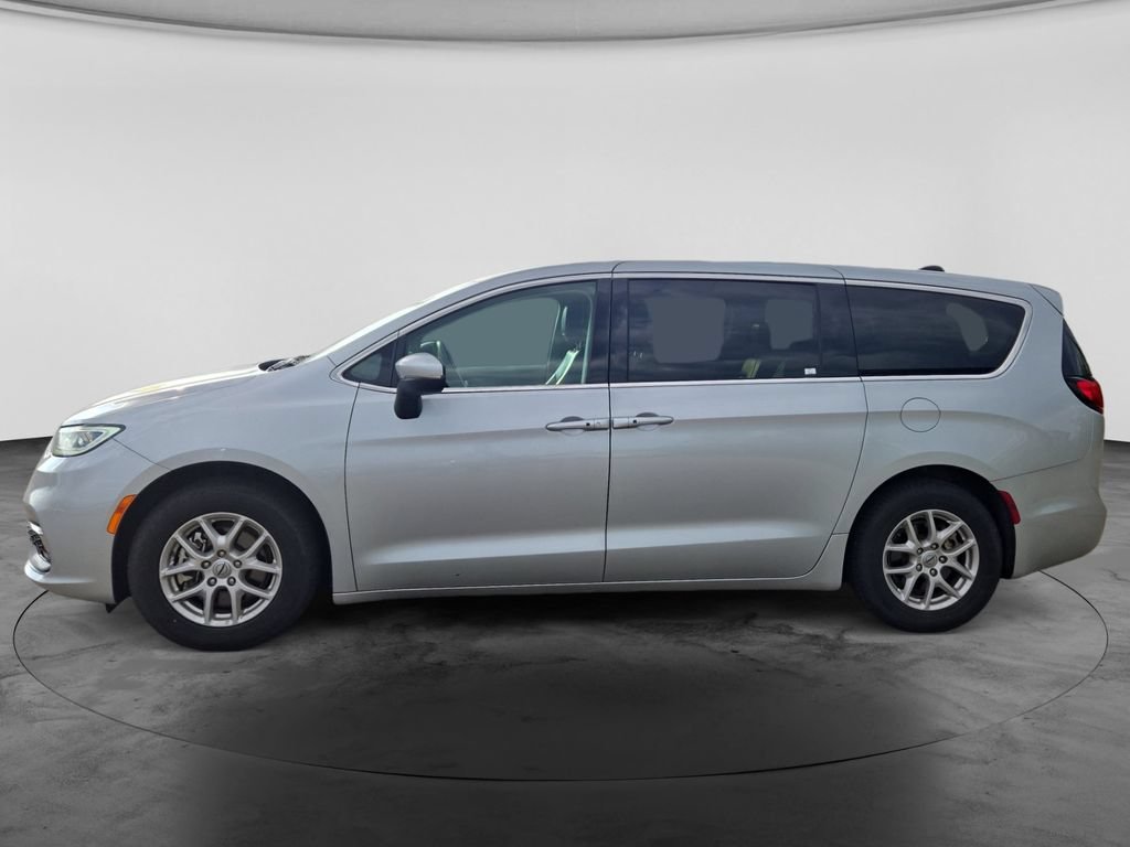 Used 2023 Chrysler Pacifica Touring-L FWD image 6