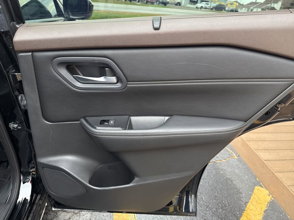 Used 2023 Nissan Rogue SV w/ SV Premium B Package image 14