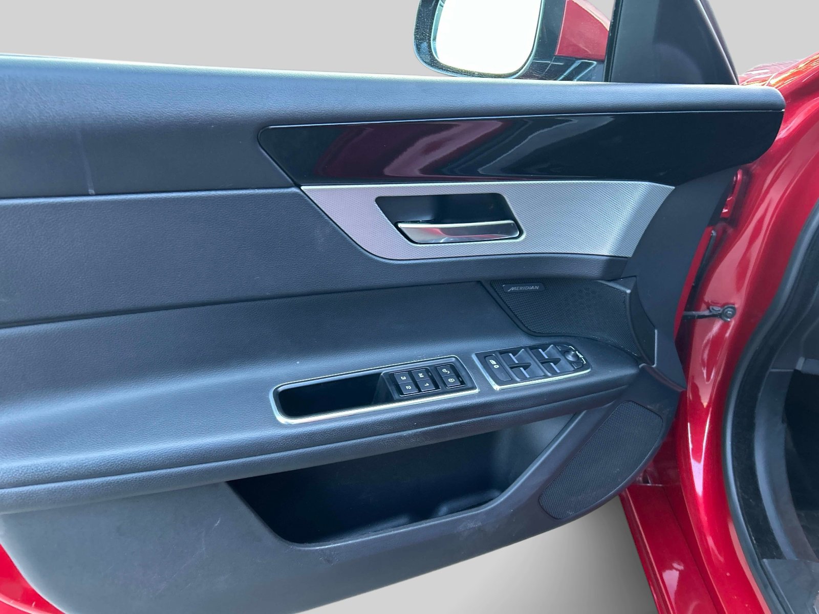 Used 2017 Jaguar XF Premium image 19