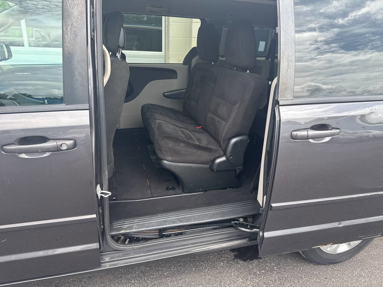 Used 2017 Dodge Grand Caravan SE image 11